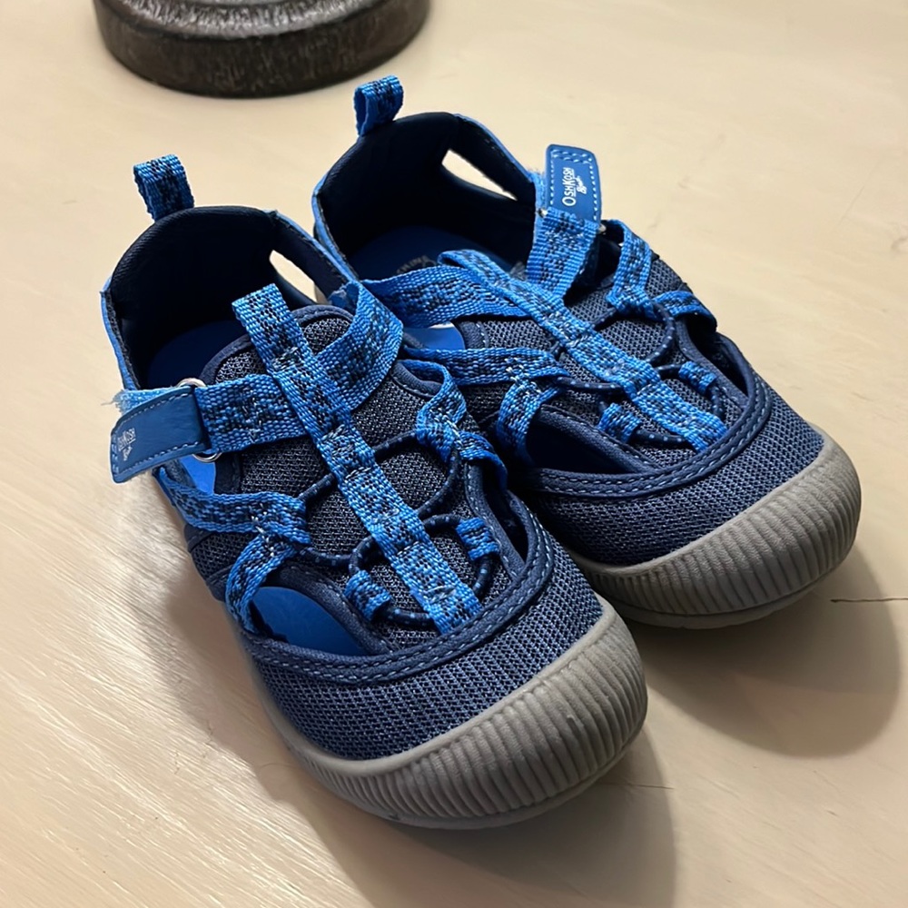 New without tag, Oshkosh toddler size 9 sandals shoe